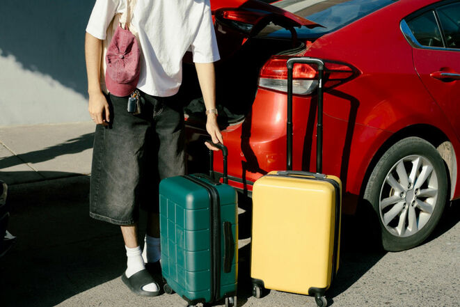 Person mit Koffern und Auto (Bild: Ramsés Cervantes) Person mit Koffern und Auto (Bild: Ramsés Cervantes)