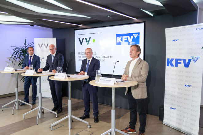 VVO/KFV-Pressekonferenz am Dienstag in Wien (v.l.n.r.: KFV-Direktor Christian Schimanofsky, VVO-Vizepräsident Ralph Müller, VVO-Generalsekretär Christian Eltner und Univ.-Prof. Wolfgang Schobersberger (Bild: KFV/APA-Fotoservice/Richard Tanzer)