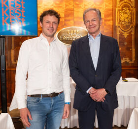 Frrots-CEO David Mayer-Heinisch und Froots-Investor Andreas Treichl präsentierten am Dienstag in Wien das neue Produkt (Bild: Roland Unger/Froots) Frrots-CEO David Mayer-Heinisch und Froots-Investor Andreas Treichl präsentierten am Dienstag in Wien das neue Produkt (Bild: Roland Unger/Froots)