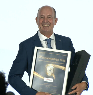 Robert Sobotka mit Ehrung für 20 Jahre Recommender-Marktforschung (Bild: Lampert)