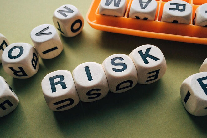 Schriftzug Risk (Bild: Wokandapix/Pixabay)