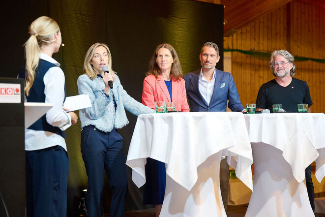 Moderatorin Celine Anzur diskutierte über Cyberrisiken mit (v.l.n.r.) Kerstin Keltner (Aon), Verena Becker (Bundessparte IC in der WKÖ), Timo Kreitmair (Hiscox) und Philip Steiner (Fachverband Versicherungsmakler) (Bild: Sabine Klimpt/Lichtblick KG) Moderatorin Celine Anzur diskutierte über Cyberrisiken mit (v.l.n.r.) Kerstin Keltner (Aon), Verena Becker (Bundessparte IC in der WKÖ), Timo Kreitmair (Hiscox) und Philip Steiner (Fachverband Versicherungsmakler) (Bild: Sabine Klimpt/Lichtblick KG)