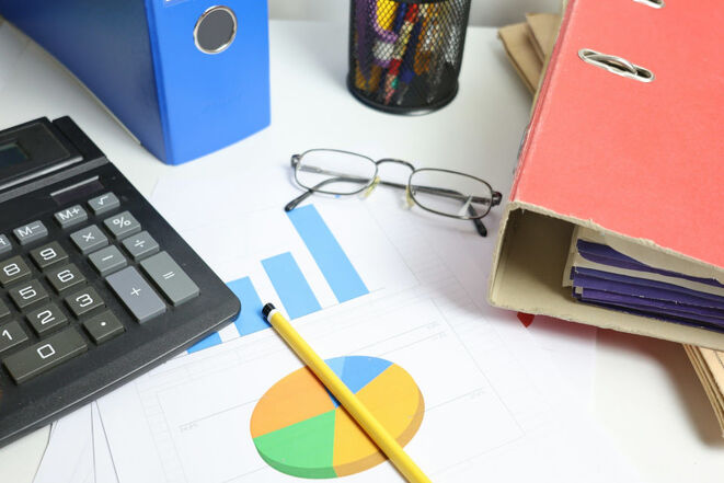 Schreibtisch mit Rechner, Ordner, Unterlagen (Bild: Cht Gsml/Unsplash) Schreibtisch mit Rechner, Ordner, Unterlagen (Bild: Cht Gsml/Unsplash)