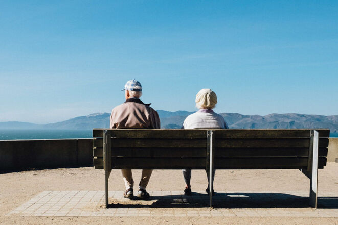Senioren auf Bank am Wasser (Bild: Matt Bennett/Unsplash) Senioren auf Bank am Wasser (Bild: Matt Bennett/Unsplash)