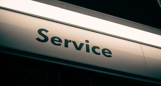 Schriftzug Service (Bild: Erik McLean/Unsplash)