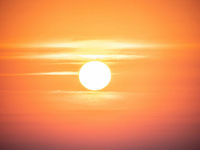 Sonne, orange Himmel (Bild: Diego Romeo/Unsplash)