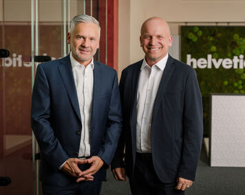 Hans Stögerer (li.) und Bernd Allmer leiten ab 1. Jänner 2026 die neuen Ressorts IT bzw. HR (Bild: Helvetia). Hans Stögerer (li.) und Bernd Allmer leiten ab 1. Jänner 2026 die neuen Ressorts IT bzw. HR (Bild: Helvetia).