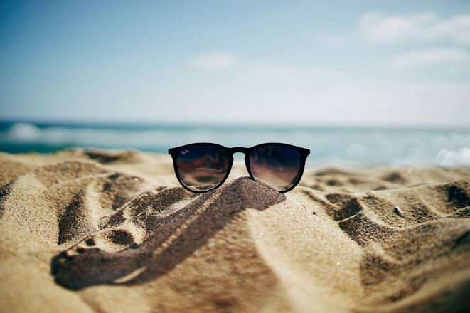 Sandstrand am Meer (Bild: Ethan Robertson/Unsplash)