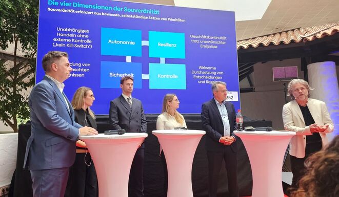Diskutierten beim Trendtag über die Auswirkungen der Digitalisierung (v.l.n.r.): Peter Garlock (Atos Österreich), Jovana Novic (Allianz), Makler Hagen Fock, Sarah Schwarzer (Durchblicker), Gerhard Schuster (Together CCA) und Moderator Philip Steiner (WKO). Bild: VJ Diskutierten beim Trendtag über die Auswirkungen der Digitalisierung (v.l.n.r.): Peter Garlock (Atos Österreich), Jovana Novic (Allianz), Makler Hagen Fock, Sarah Schwarzer (Durchblicker), Gerhard Schuster (Together CCA) und Moderator Philip Steiner (WKO). Bild: VJ