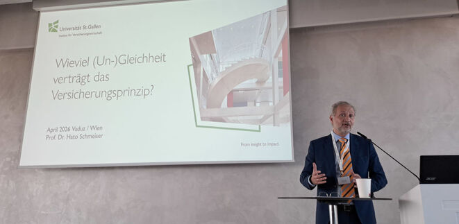 Prof. Hato Schmeiser referiert beim GVFW-Versicherungsdialog in Wien (Bild: Lampert)