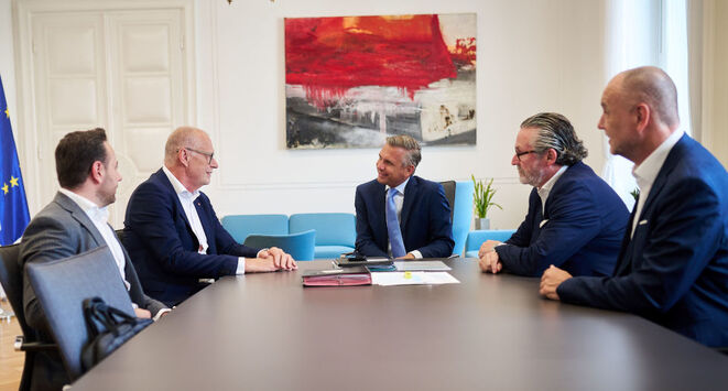 V.l.n.r.: Sinan Ibili (Geschäftsführer Bundesgremium Versicherungsagenten), Horst Grandits (Bundesobmann Versicherungsagenten), Wirtschaftsminister Wolfgang Hattmannsdorfer, Christoph Berghammer (Fachverbandsobmann Versicherungsmakler), Erwin Gisch (Geschäftsführer Fachverband Versicherungsmakler) V.l.n.r.: Sinan Ibili (Geschäftsführer Bundesgremium Versicherungsagenten), Horst Grandits (Bundesobmann Versicherungsagenten), Wirtschaftsminister Wolfgang Hattmannsdorfer, Christoph Berghammer (Fachverbandsobmann Versicherungsmakler), Erwin Gisch (Geschäftsführer Fachverband Versicherungsmakler)