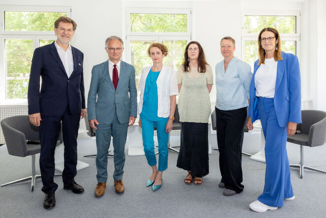Vorsorgegespräch 2025: Andreas Zakostelsky, Finanzminister Markus Marterbauer, Christine Mayrhuber (Vorsitzende der Alterssicherungskommission), ÖGB-Geschäftsführerin Helene Schuberth, AK-Wien-Abteilungsleiterin (Sozialpolitik) Sybille Pirklbauer, Moderatorin Hanna Kordik (Bild: Anna Rachenberger)