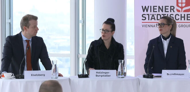 Ergebnispräsentation am Dienstag (v.l.n.r.): Imas-Studienleiter Paul Eiselsberg, Erste-CEO Gerda Holzinger-Burgstaller und Städtische-Generaldirektorstellvertreterin Sonja Brandtmayer (Bild: Lampert)