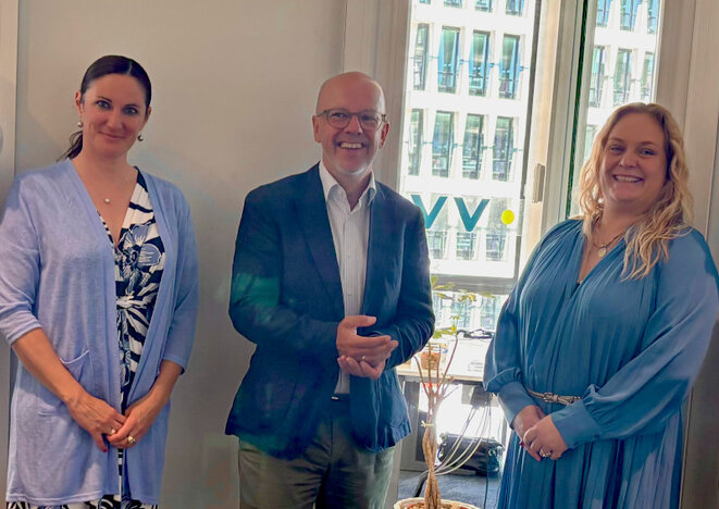 Büroeröffnung am Dienstag: Maria Althuber-Griesmayr, Leitung Recht und Internationales im VVO, VVO-Generalsekretär Christian Eltner und Insurance-Europe-Generaldirektorin Thea Utoft Høj Jensen (v.l.n.r.; Bild: VVO)