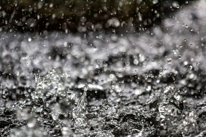 Wasseroberfläche, Regen (Bild: Frame Harirak/Unsplash) Wasseroberfläche, Regen (Bild: Frame Harirak/Unsplash)