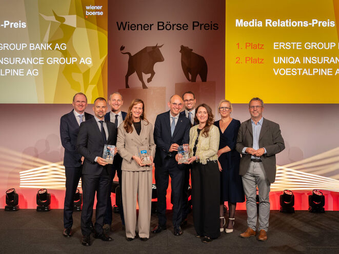 Gewinner der Kategorie Media Relations mit Uniqa-Vorstand René Knapp (4. von rechts), vor ihm Pressesprecherin Natascha Smole und Pressesprecher Klaus Kraigher (Bild: APA-Fotoservice/Daniel Hinterramskogler/Martin Hörmandinger) Gewinner der Kategorie Media Relations mit Uniqa-Vorstand René Knapp (4. von rechts), vor ihm Pressesprecherin Natascha Smole und Pressesprecher Klaus Kraigher (Bild: APA-Fotoservice/Daniel Hinterramskogler/Martin Hörmandinger)